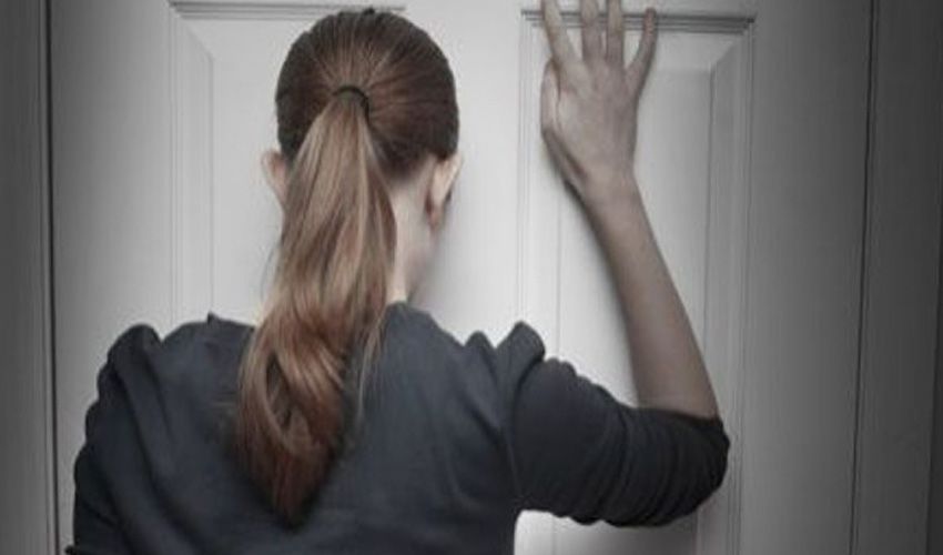 Bewoner van Voorburg staat voor een deur die in het slot viel Bewoner van Voorburg staat voor een deur die in het slot viel
